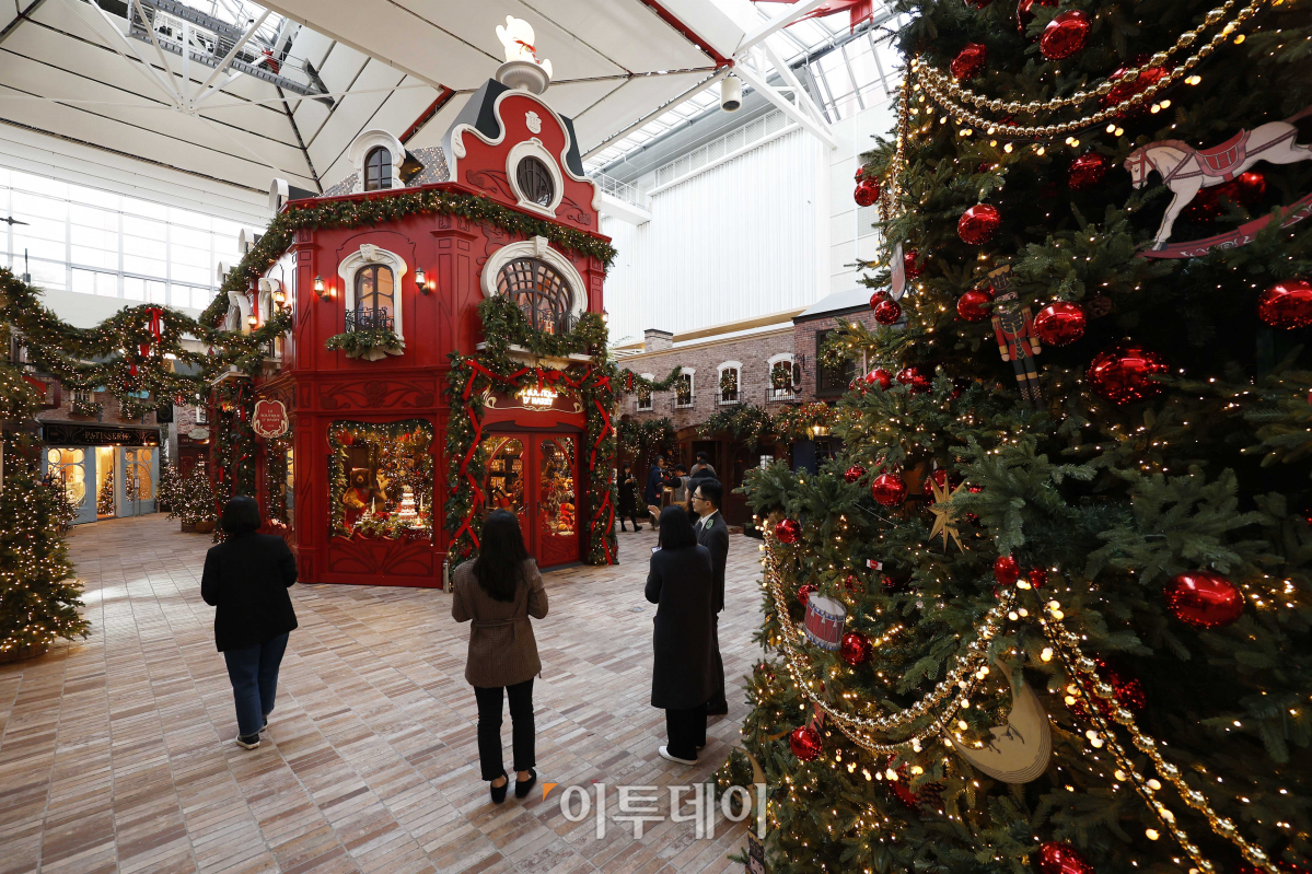 ▲현대백화점이 크리스마스 시즌을 맞아 '해리의 꿈의 상점(La boutique d'Harry)’을 공개한 9일 서울 영등포구 더현대 서울 사운즈 포레스트 H빌리지를 찾은 관람객들이 전시를 살펴보고 있다. 이날 현대백화점이 공개한 혜리의 꿈의 상점은 11m 높이의 대형 크리스마스 트리와 현대백화점의 16개 전 점포를 상징하는 16개의 부티크(상점)와 마르쉐(시장), 6000여 개의 조명 등으로 구성됐다. 조현호 기자 hyunho@
