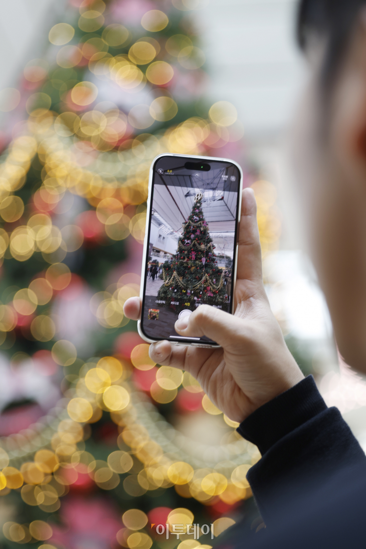 ▲현대백화점이 크리스마스 시즌을 맞아 '해리의 꿈의 상점(La boutique d'Harry)’을 공개한 9일 서울 영등포구 더현대 서울 사운즈 포레스트 H빌리지를 찾은 관람객들이 전시를 살펴보고 있다. 이날 현대백화점이 공개한 혜리의 꿈의 상점은 11m 높이의 대형 크리스마스 트리와 현대백화점의 16개 전 점포를 상징하는 16개의 부티크(상점)와 마르쉐(시장), 6000여 개의 조명 등으로 구성됐다. 조현호 기자 hyunho@