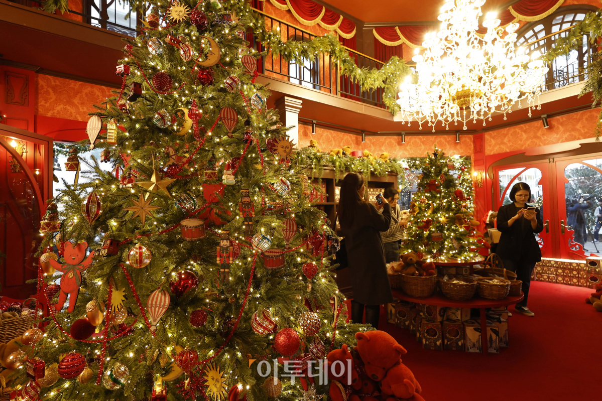 ▲현대백화점이 크리스마스 시즌을 맞아 '해리의 꿈의 상점(La boutique d'Harry)’을 공개한 9일 서울 영등포구 더현대 서울 사운즈 포레스트 H빌리지를 찾은 관람객들이 전시를 살펴보고 있다. 이날 현대백화점이 공개한 혜리의 꿈의 상점은 11m 높이의 대형 크리스마스 트리와 현대백화점의 16개 전 점포를 상징하는 16개의 부티크(상점)와 마르쉐(시장), 6000여 개의 조명 등으로 구성됐다. 조현호 기자 hyunho@