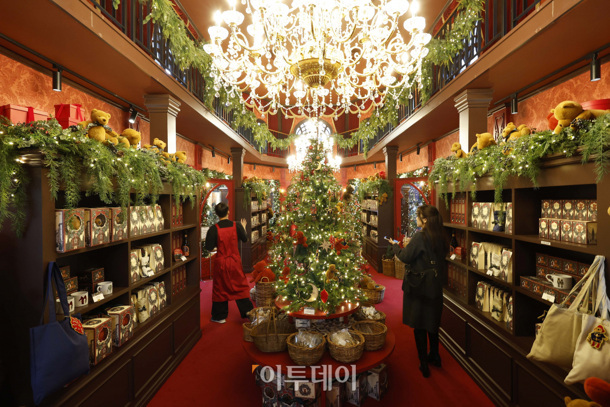 ▲현대백화점이 크리스마스 시즌을 맞아 '해리의 꿈의 상점(La boutique d'Harry)’을 공개한 9일 서울 영등포구 더현대 서울 사운즈 포레스트 H빌리지를 찾은 관람객들이 전시를 살펴보고 있다. 이날 현대백화점이 공개한 혜리의 꿈의 상점은 11m 높이의 대형 크리스마스 트리와 현대백화점의 16개 전 점포를 상징하는 16개의 부티크(상점)와 마르쉐(시장), 6000여 개의 조명 등으로 구성됐다. 조현호 기자 hyunho@