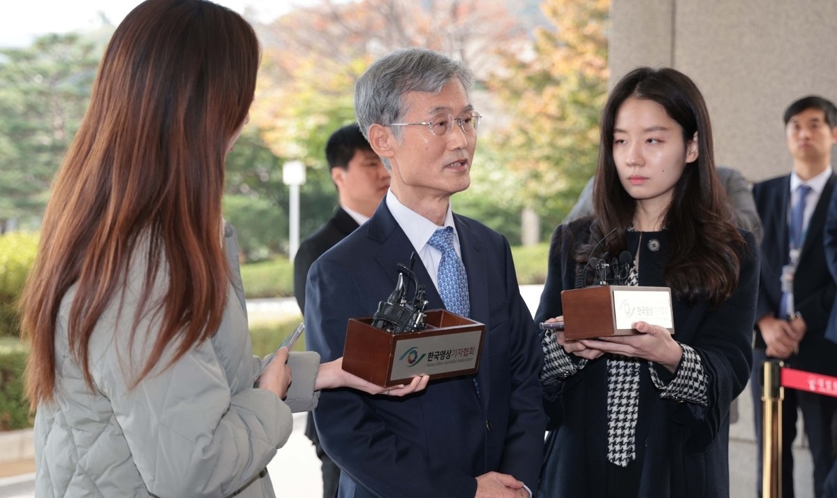 ▲ 차기 대법원장 후보자로 지명된 조희대 전 대법관이 9일 오전 안철상 선임 대법관을 접견하기 위해 서울 서초구 대법원으로 들어서며 취재진의 질문에 답하고 있다. (연합뉴스)