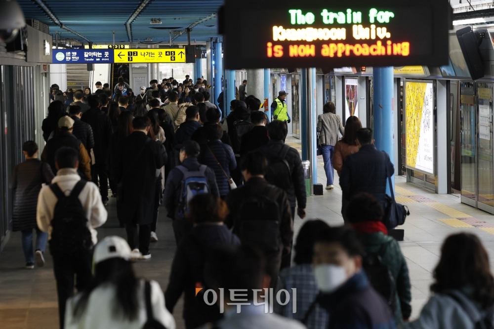▲서울 지하철 1~8호선을 운영하는 서울교통공사 노조가 총파업에 돌입한 9일 오전 서울 시내의 한 지하철 승강장에서 시민들이 출근길 발걸음을 재촉하고 있다. 조현호 기자 hyunho@