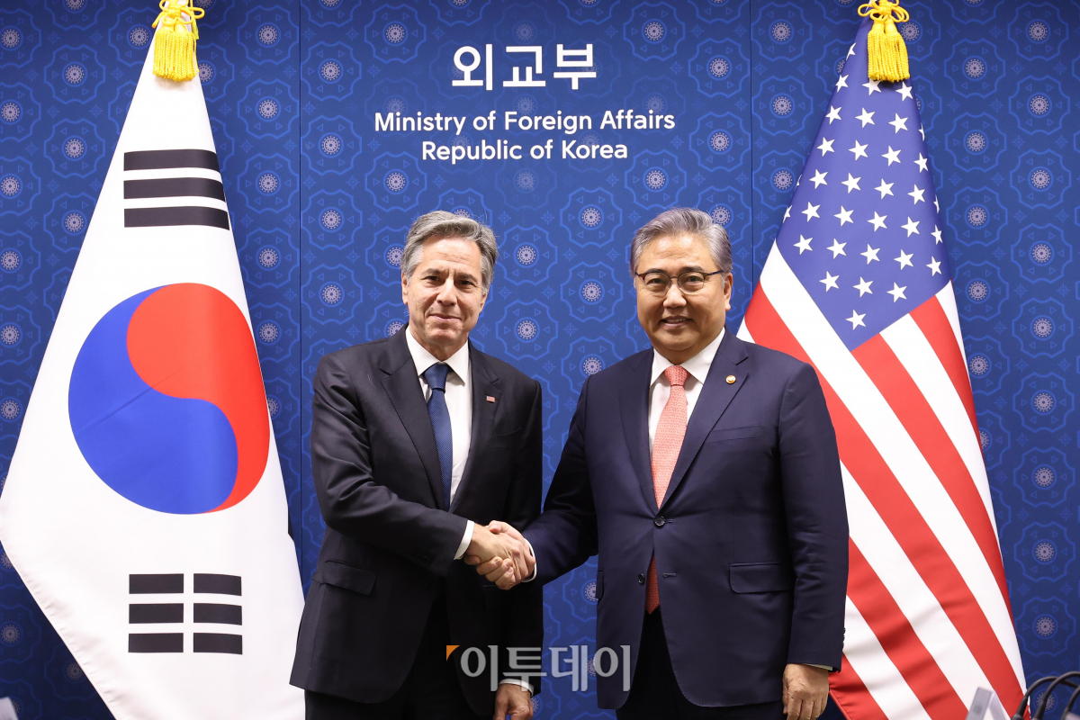 ▲박진 외교부 장관과 토니 블링컨 미국 국무장관이 9일 오후 서울 종로구 외교부에서 열린 한미 외교장관회담에서 악수하고 있다. 조현호 기자 hyunho@