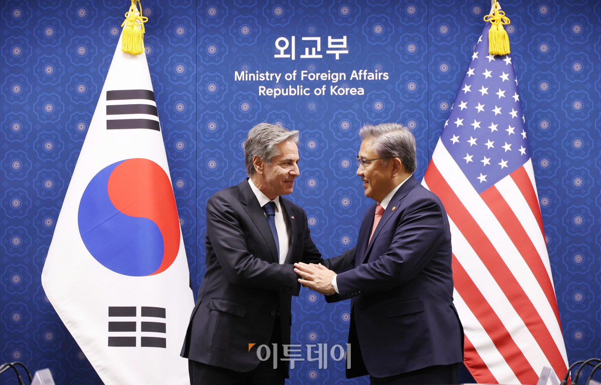 ▲박진 외교부 장관과 토니 블링컨 미국 국무장관이 9일 오후 서울 종로구 외교부에서 열린 한미 외교장관회담에서 악수하고 있다. 조현호 기자 hyunho@