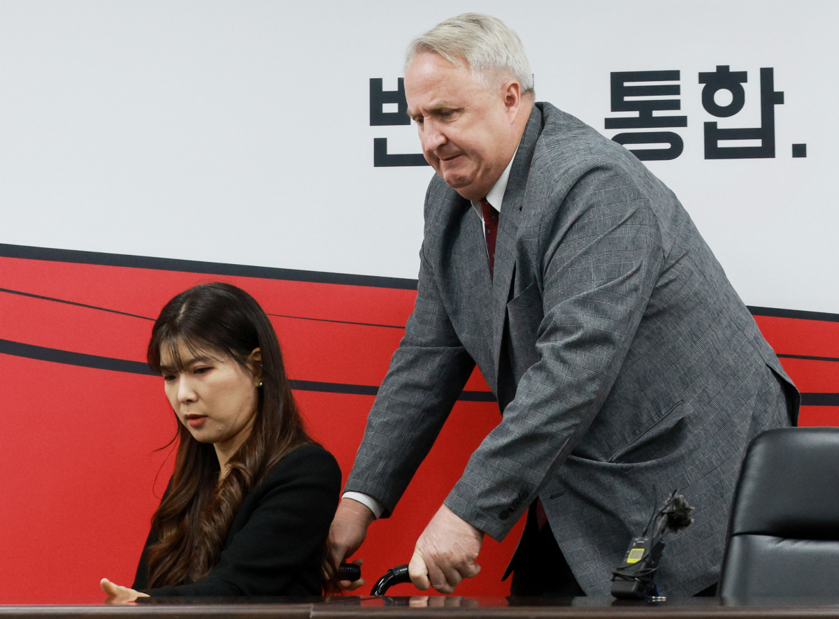 ▲국민의힘 인요한 혁신위원장이 9일 여의도 당사에서 열린 제5차 전체회의에서 이소희 혁신위원의 휠체어를 밀며 입장하고 있다. (연합뉴스)