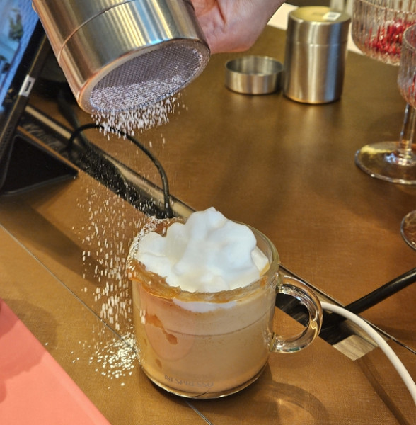 ▲김단비 네스프레소 커피 바드가  '카페 몽블랑'에 슈가 파우더를 뿌리고 있다. (김지영 기자 kjy42@)