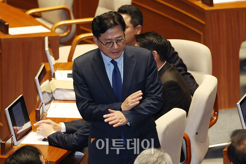 ▲홍익표 더불어민주당 원내대표가 9일 국회 본회의에서 노란봉투법과 방송3법 표결을 앞두고 국민의힘이 퇴장하자 야당 의원들에게 '여당 필리버스터가 취소됐다'고 알리고 있다. 고이란 기자 photoeran@