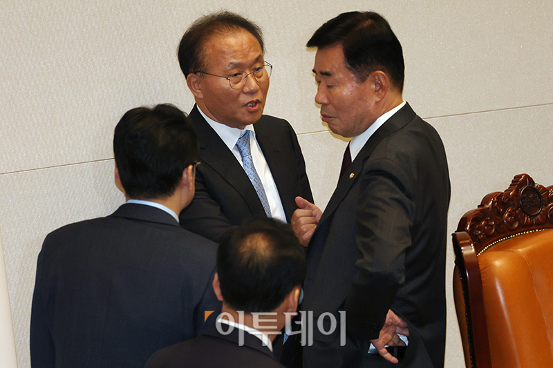▲김진표(오른쪽) 국회의장이 9일 서울 여의도 국회에서 열린 본회의에서 노란봉투법과 방송3법 표결을 앞두고 윤재옥(가운데) 국민의힘 원내대표와 홍익표 더불어민주당 원내대표와 의논하고 있다. 고이란 기자 photoeran@