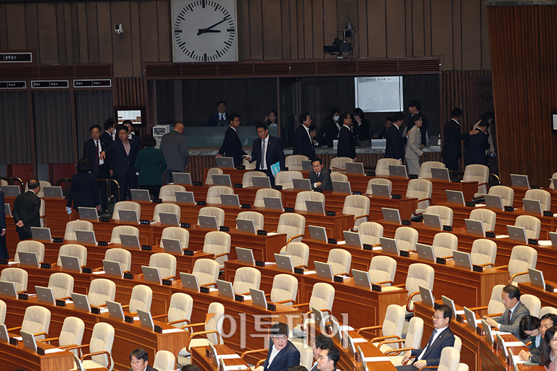 ▲9일 서울 여의도 국회에서 열린 본회의에서 노란봉투법과 방송3법 표결을 앞두고 국민의힘 의원들이 회의장을 나가고 있다. 고이란 기자 photoeran@