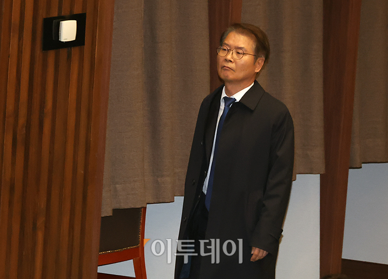 ▲이정식 고용노동부 장관이 9일 국회 본회의에서 야당 단독으로 '노란봉투법(노동조합 및 노동관계법 개정안)' 가결되자 회의장을 나서고 있다. 고이란 기자 photoeran@