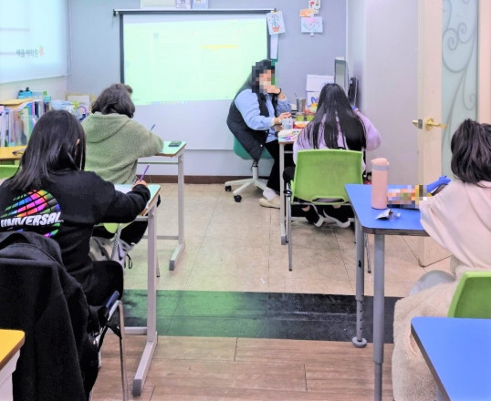 ▲청소년 희망디자인 드림코칭 참여자들이 학원 강의를 수강하는 모습. (자료제공=영등포구)