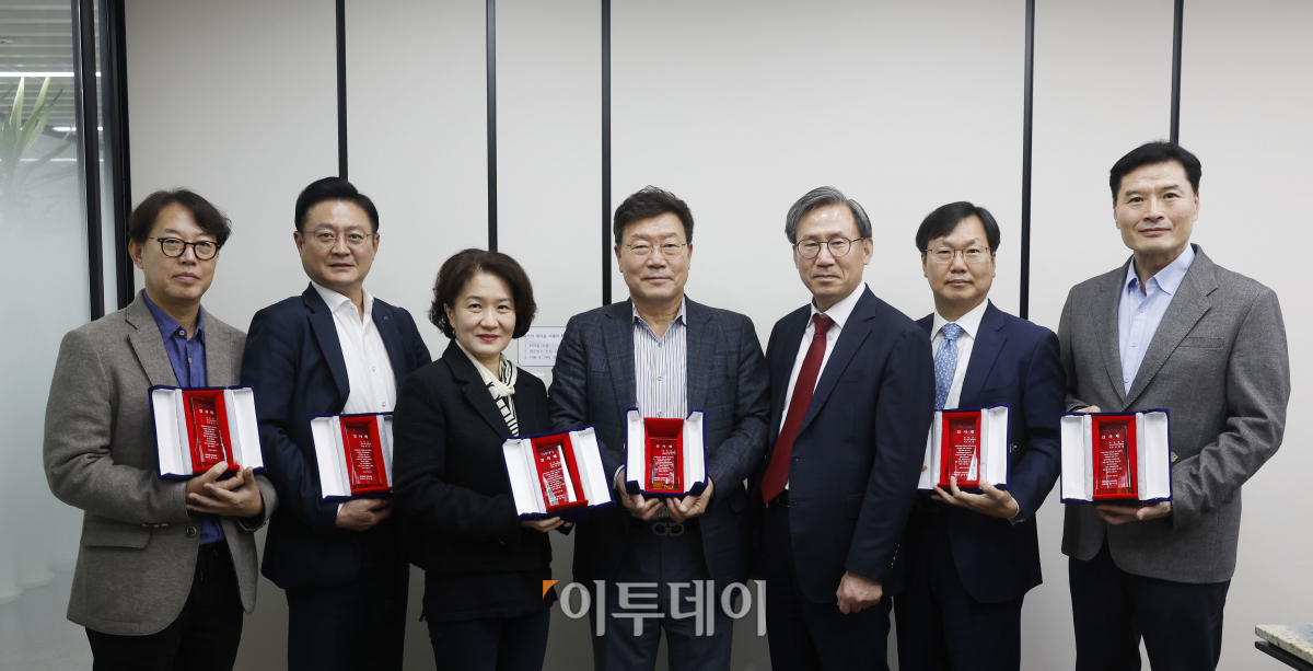 ▲김덕헌 이투데이 대표가 9일 서울 강남구 이투데이 편집국 회의실에서 열린 이투데이 2023년 4분기 독자위원회 정례회의에서 참석자들에게 감사패를 전달 후 기념촬영을 하고 있다. 왼쪽부터 독자위원회 이준희, 이준석, 이주영 위원, 김경식 위원장, 김덕헌 이투데이 대표, 박상진, 신경철 위원. 조현호 기자 hyunho@