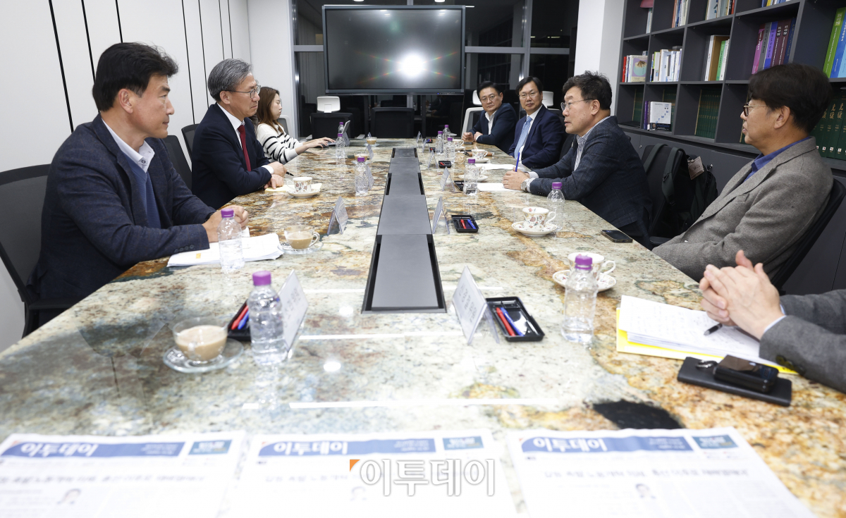 ▲9일 서울 강남구 이투데이 편집국 회의실에서 열린 이투데이 2023년 4분기 독자위원회 정례회의에서 김경식 위원장이 발언하고 있다. 조현호 기자 hyunho@