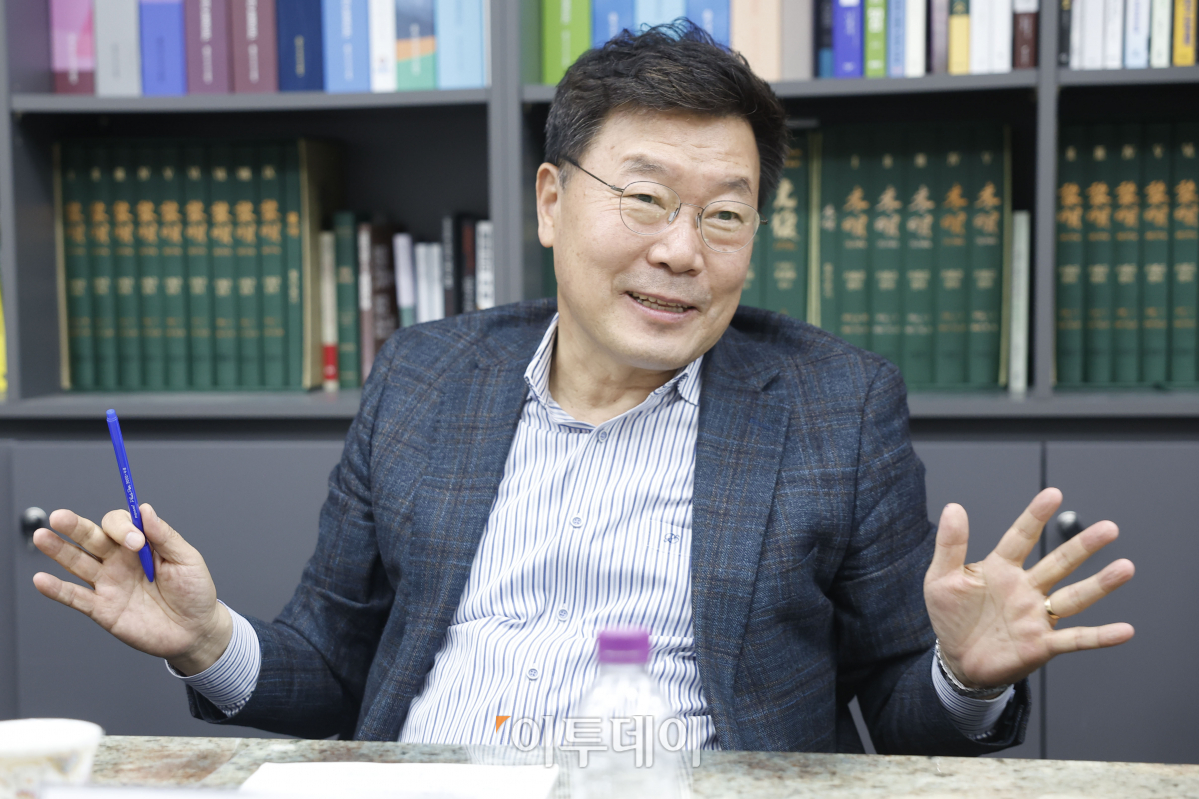 ▲9일 서울 강남구 이투데이 편집국 회의실에서 열린 이투데이 2023년 4분기 독자위원회 정례회의에서 김경식 위원장이 발언하고 있다. 조현호 기자 hyunho@