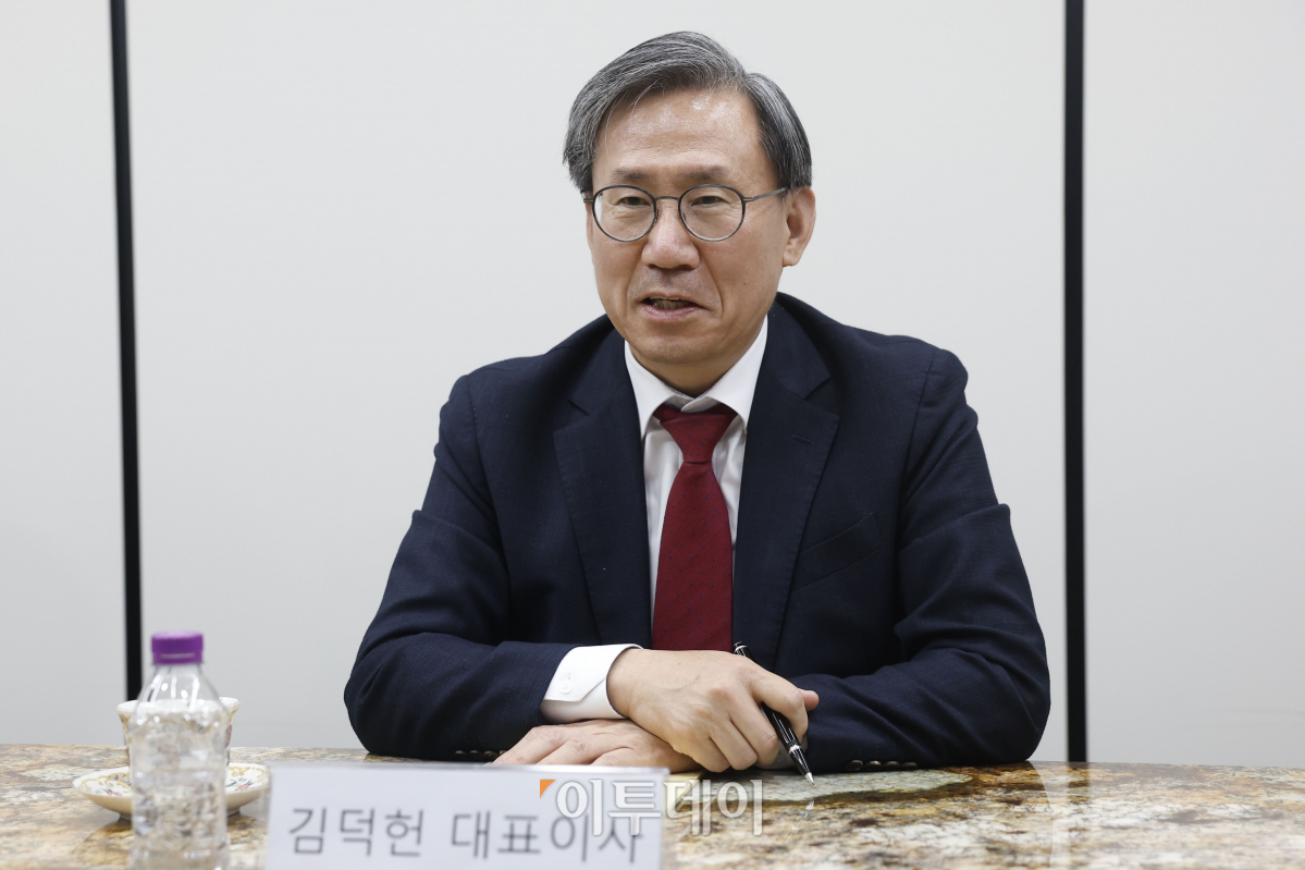 ▲9일 서울 강남구 이투데이 편집국 회의실에서 열린 이투데이 2023년 4분기 독자위원회 정례회의에서 김덕헌 이투데이 대표가 발언하고 있다. 조현호 기자 hyunho@