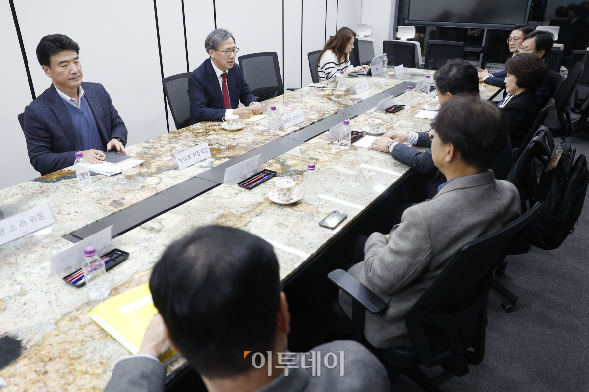 ▲9일 서울 강남구 이투데이 편집국 회의실에서 열린 이투데이 2023년 4분기 독자위원회 정례회의에서 김덕헌 이투데이 대표가 발언하고 있다. 조현호 기자 hyunho@