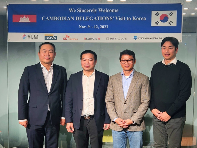 ▲캄보디아 과학기술혁신부 칸 찬메타 차관과 안코그룹 푸세통 회장 등 주요 인사가 지난 9일 알스퀘어에 방문해 협력 방안을 논의했다. 왼쪽부터 성상엽 벤처기업협회 회장, 푸세통 안코그룹 회장, 칸 찬메타 캄보디아 차관, 이용균 알스퀘어 대표. (사진제공=알스퀘어)