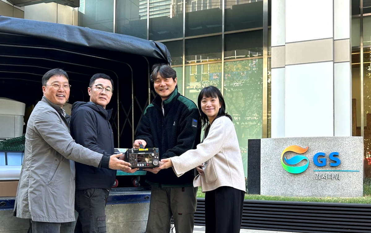 ▲GS샵 임직원이 중고 방송 기자재를 기부하고 있다.  (사진제공=GS샵)