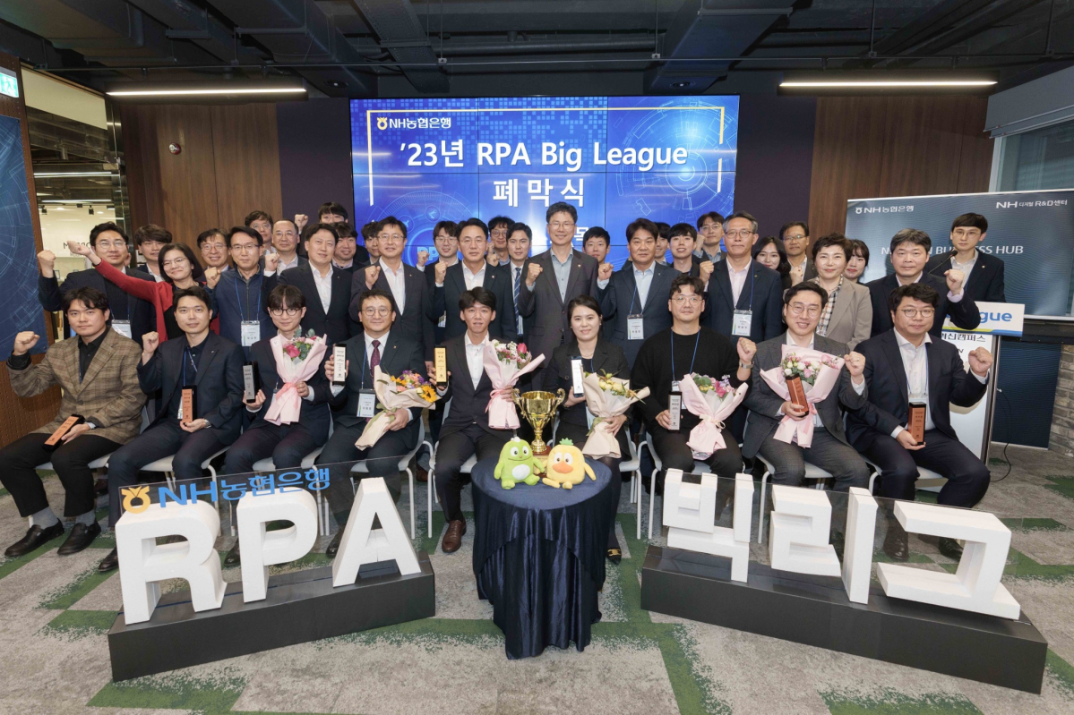 ▲이석용 은행장(두번째줄 왼쪽에서 여섯번째)이 RPA 빅리그 폐막식 후 참가 직원들과 기념사진을 찍고 있다.