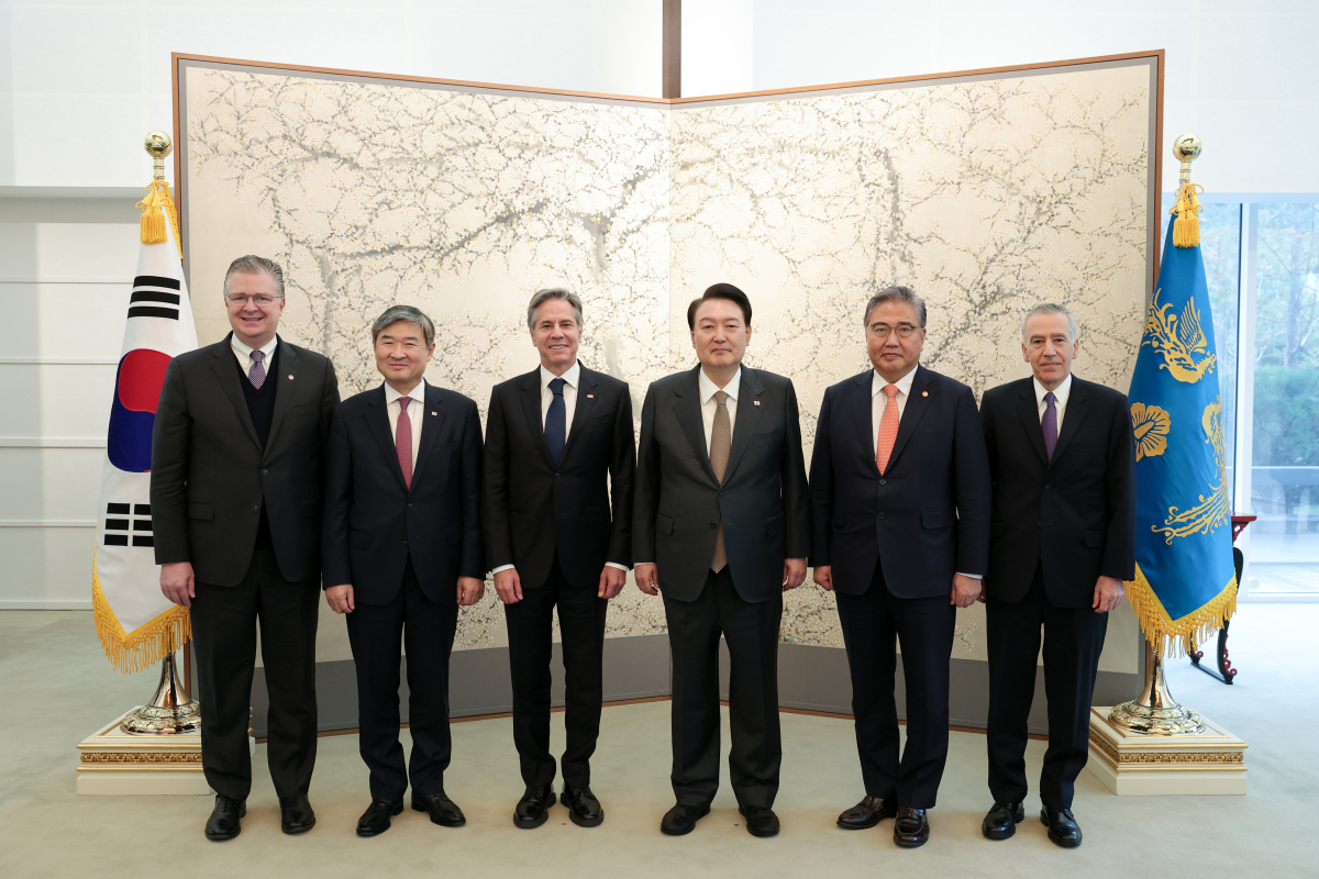 ▲윤석열 대통령이 9일 서울 용산 한남동 관저에서 열린 오찬에서 방한한 토니 블링컨 미국 국무장관 등과 기념촬영을 하고 있다. 왼쪽부터 대니얼 크리튼브링크 미국 국무부 동아태차관보, 조태용 국가안보실장, 블링컨 국무장관, 윤 대통령, 박진 외교장관, 필립 골드버그 주한 미국대사. (대통령실 )