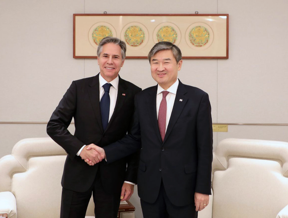 ▲조태용 국가안보실장이 9일 서울 용산 대통령실 청사에서 방한 중인 토니 블링컨 미국 국무장관과 면담하며 악수하고 있다. (대통령실 )