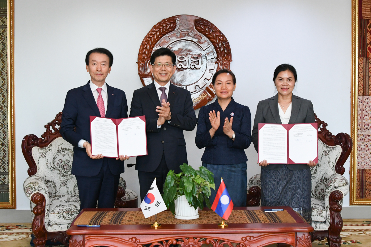 ▲라오스를 방문한 빈 회장은 라오스 노동사회복지부 바이캄 카티야 장관과 면담을 진행했다. (사진왼쪽부터 첫번째 BNK캐피탈 김성주 대표이사, 두번째 BNK금융그룹 빈대인 회장, 세번째 라오스 노동사회복지부 바이캄 카티야 장관, 네번째 라오스 고용관리국 아누손 캄싱사밧 국장) (사진제공=BNK금융그룹)