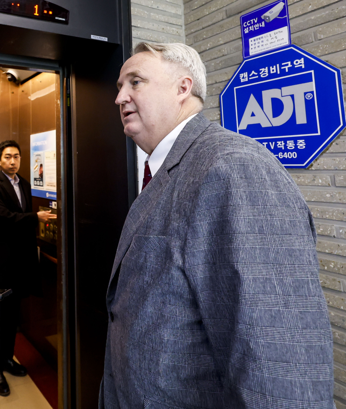 ▲인요한 국민의힘 혁신위원장이 전날(9일) 서울 여의도 국민의힘 중앙당사로 출근하며 취재진의 질문에 답하고 있다. (뉴시스)