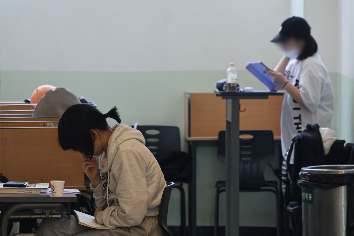 ▲ 2024학년도 대학수학능력시험을 열흘 앞둔 6일 오전 서울 마포구 종로학원 강북본원에서 수험생들이 공부하고 있다. (뉴시스)