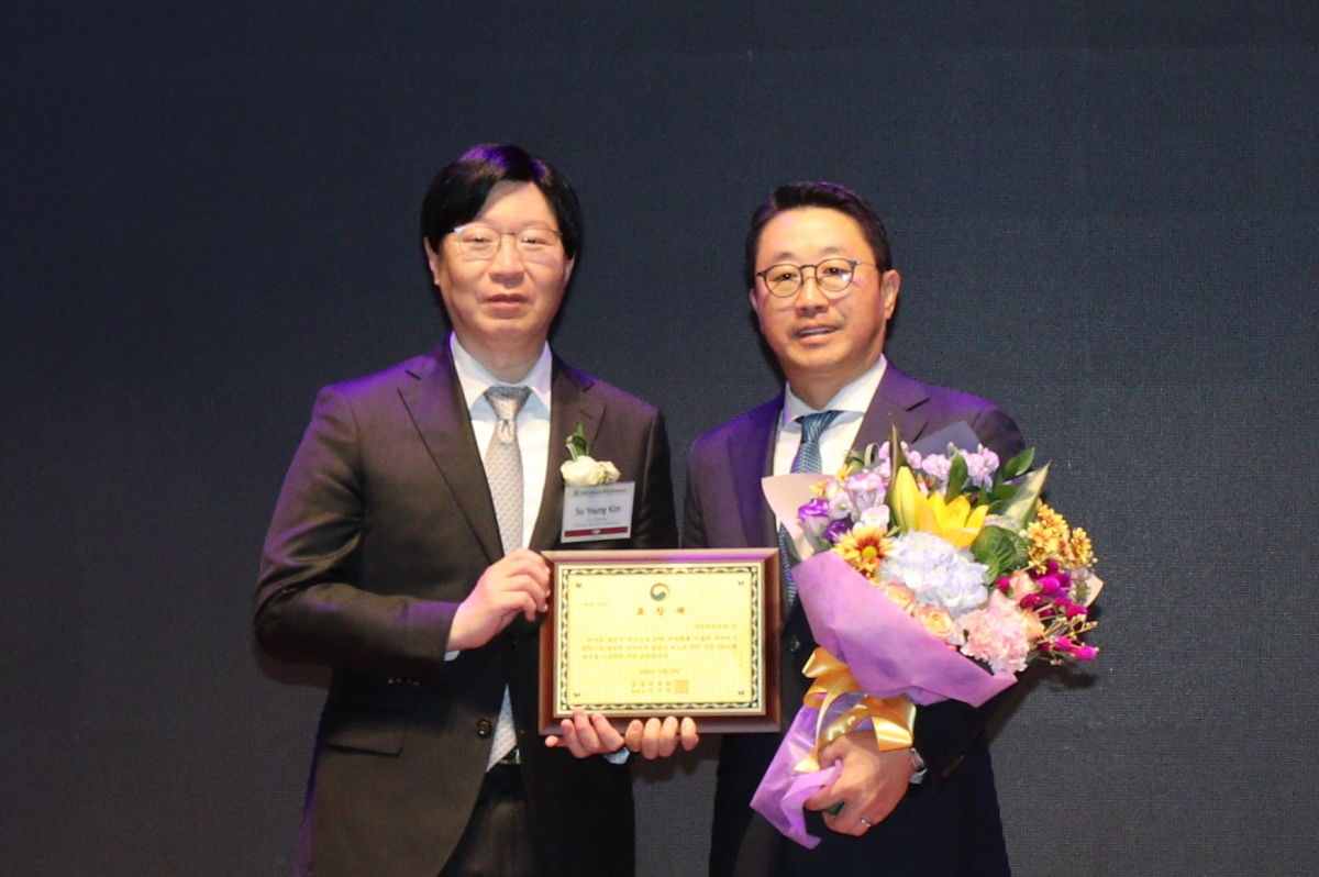 ▲10일 한국거래소에서 열린 ‘2023 글로벌 ETP 컨퍼런스 서울’에서 삼성자산운용이 금융위원장상인 공로상을 수상하고 있다. 사진은 김소영 금융위원회 부원장(왼쪽)과 서봉균 삼성자산운용 대표(오른쪽). (사진= 삼성자산운용)