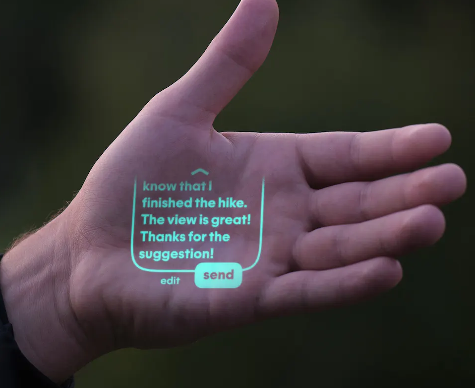 ▲AI핀의 레이저로 손바닥에 화면을 띄워놓은 모습 (휴메인 홈페이지)