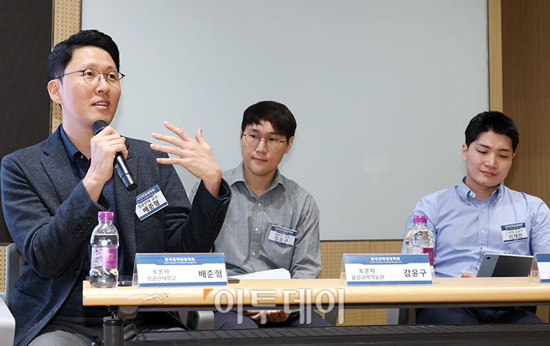 ▲배준형 성균관대 교수가 10일 서울 광진구 건국대 서울캠퍼스 경영관에서 열린 2023 한국전략경영학회 추계학술대회에서 참석자들과 토론을 하고 있다. 오른쪽부터 이재민 고려대 조교수, 강윤구 울산과학기술원(UNIST) 교수, 배 교수. 고이란 기자 photoeran@