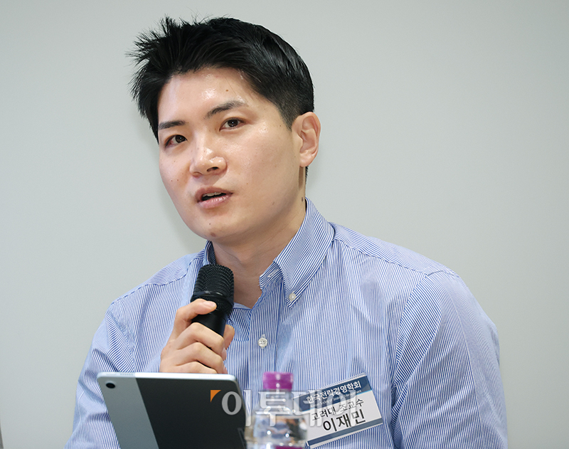 ▲이재민 고려대 조교수가 10일 서울 광진구 건국대 서울캠퍼스 경영관에서 열린 2023 한국전략경영학회 추계학술대회에서 참석자들과 토론을 하고 있다. 고이란 기자 photoeran@