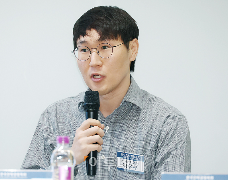 ▲강윤구 울산과학기술원(UNIST) 교수가 10일 서울 광진구 건국대 서울캠퍼스 경영관에서 열린 2023 한국전략경영학회 추계학술대회에서 참석자들과 토론을 하고 있다. 고이란 기자 photoeran@