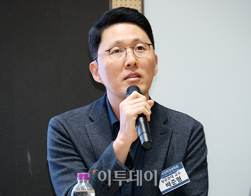 ▲배준형 성균관대 교수가 10일 서울 광진구 건국대 서울캠퍼스 경영관에서 열린 2023 한국전략경영학회 추계학술대회에서 참석자들과 토론을 하고 있다. 고이란 기자 photoeran@