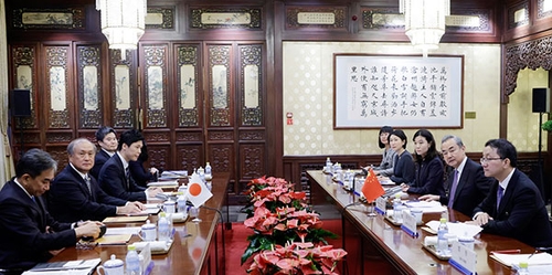 ▲ '왕이'(오른쪽 두 번째) 공산당 중앙정치국 위원 겸 중앙외사판공실 주임이 9일 베이징에서 아키바 다케오(왼쪽 두 번째) 일본 국가안전보장국장을 만나 중일 고위급 정치대화를 진행했다.  (출처=중국외교부)