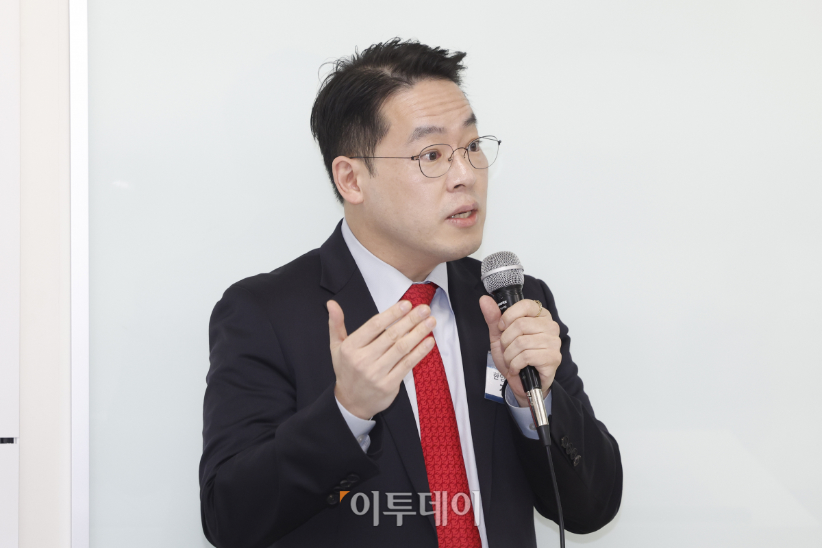 ▲정재엽 한양대 교수가 10일 서울 광진구 건국대 서울캠퍼스 경영관에서 열린 2023 한국전략경영학회 추계학술대회에서 발표를 하고 있다. 조현호 기자 hyunho@