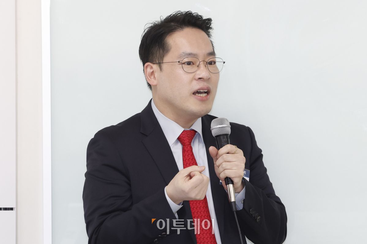 ▲정재엽 한양대 교수가 10일 서울 광진구 건국대 서울캠퍼스 경영관에서 열린 2023 한국전략경영학회 추계학술대회에서 발표를 하고 있다. 조현호 기자 hyunho@