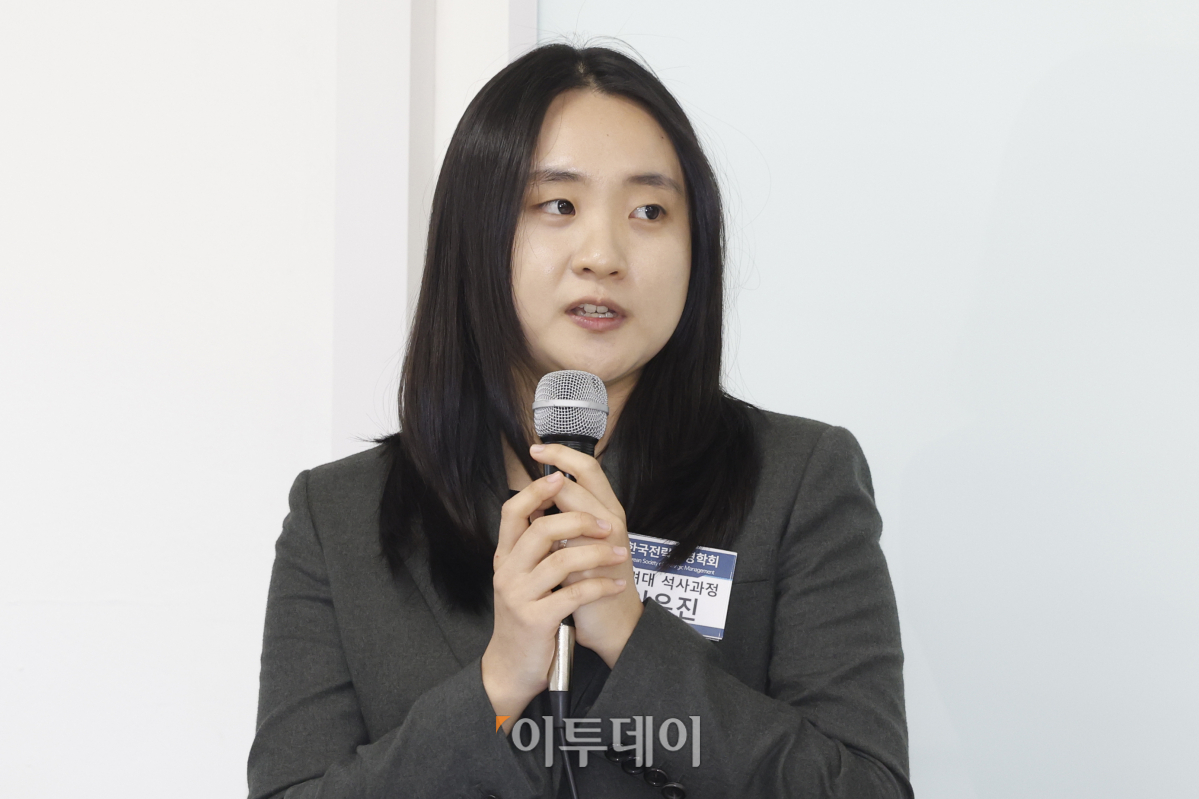 ▲고려대학교 경영대학 석사과정 이유진 학생이 10일 서울 광진구 건국대 서울캠퍼스 경영관에서 열린 2023 한국전략경영학회 추계학술대회에서 발표를 하고 있다. 조현호 기자 hyunho@