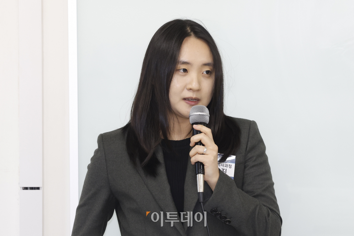 ▲고려대학교 경영대학 석사과정 이유진 학생이 10일 서울 광진구 건국대 서울캠퍼스 경영관에서 열린 2023 한국전략경영학회 추계학술대회에서 발표를 하고 있다. 조현호 기자 hyunho@