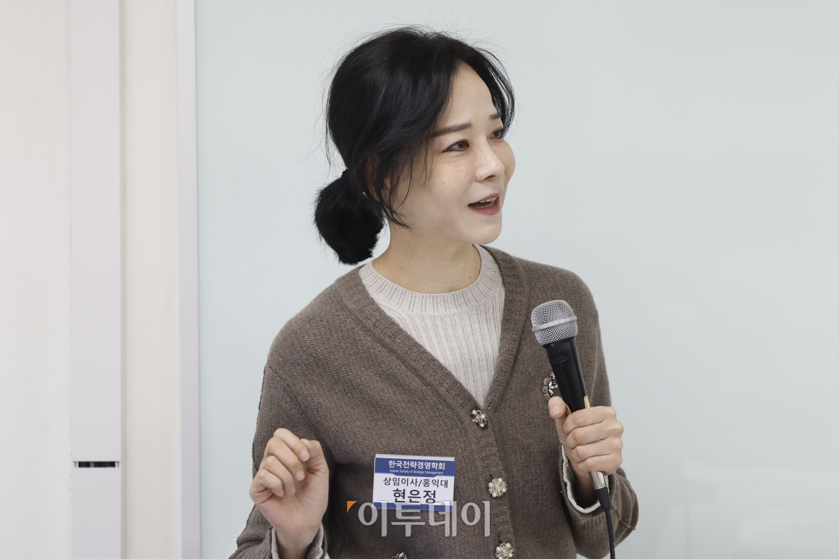 ▲현은정 홍익대 교수가 10일 서울 광진구 건국대 서울캠퍼스 경영관에서 열린 2023 한국전략경영학회 추계학술대회에서 토론을 하고 있다. 조현호 기자 hyunho@
