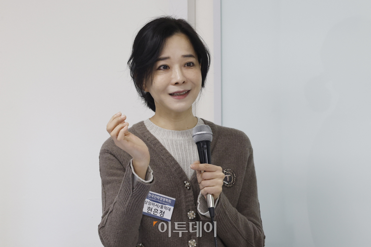 ▲현은정 홍익대 교수가 10일 서울 광진구 건국대 서울캠퍼스 경영관에서 열린 2023 한국전략경영학회 추계학술대회에서 토론을 하고 있다. 조현호 기자 hyunho@