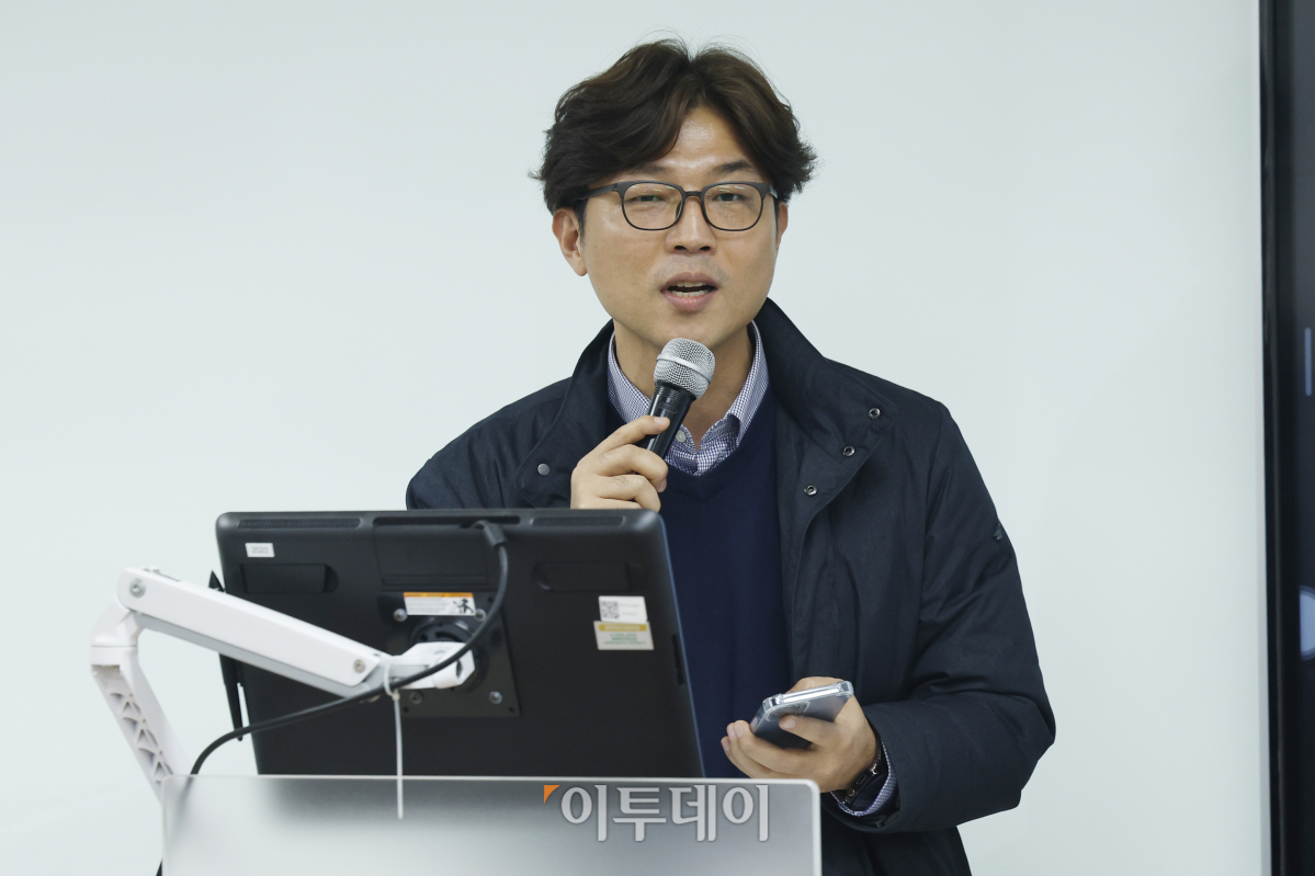 ▲이재은 국립순천대 교수가 10일 서울 광진구 건국대 서울캠퍼스 경영관에서 열린 2023 한국전략경영학회 추계학술대회에서 토론을 하고 있다. 조현호 기자 hyunho@