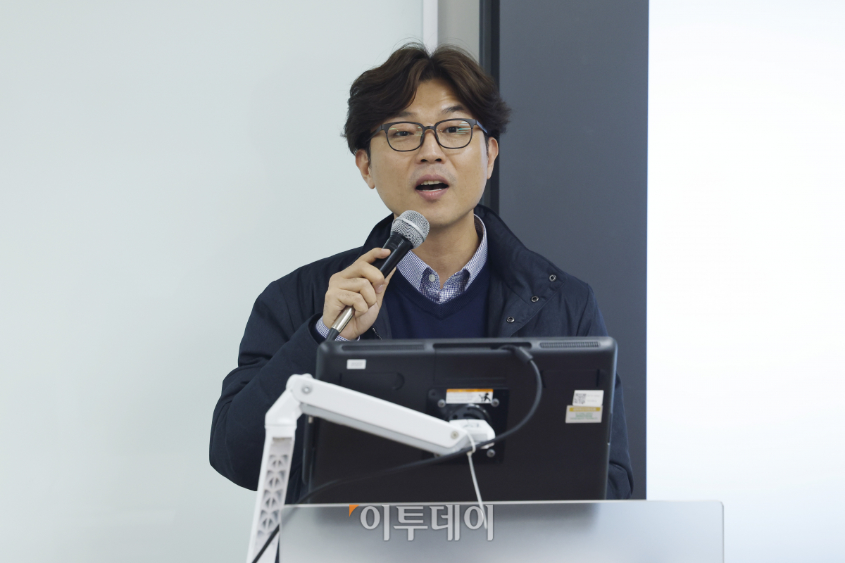 ▲이재은 국립순천대 교수가 10일 서울 광진구 건국대 서울캠퍼스 경영관에서 열린 2023 한국전략경영학회 추계학술대회에서 토론을 하고 있다. 조현호 기자 hyunho@