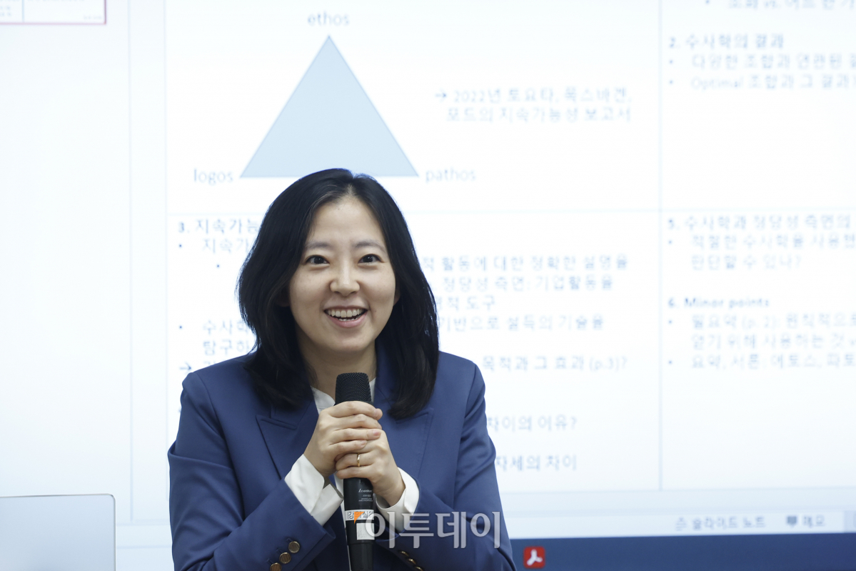 ▲김보경 연세대 교수가 10일 서울 광진구 건국대 서울캠퍼스 경영관에서 열린 2023 한국전략경영학회 추계학술대회에서 토론을 하고 있다. 조현호 기자 hyunho@