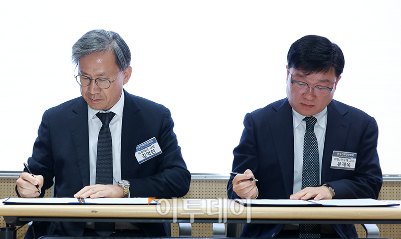 ▲김덕헌(왼쪽) 이투데이 대표와 유재욱 한국전략경영학회장이 10일 서울 광진구 건국대 서울캠퍼스 경영관에서 열린 2023 한국전략 경영학회 추계학술대회에서 업무협약을 하고 있다. 고이란 기자 photoeran@