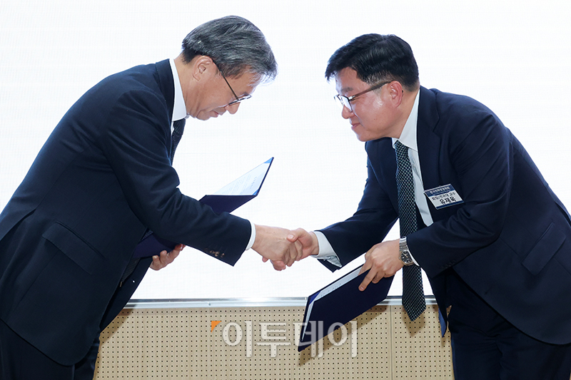 ▲김덕헌(왼쪽) 이투데이 대표와 유재욱 한국전략경영학회장이 10일 서울 광진구 건국대 서울캠퍼스 경영관에서 열린 2023 한국전략 경영학회 추계학술대회에서 업무협약을 하고 있다. 고이란 기자 photoeran@