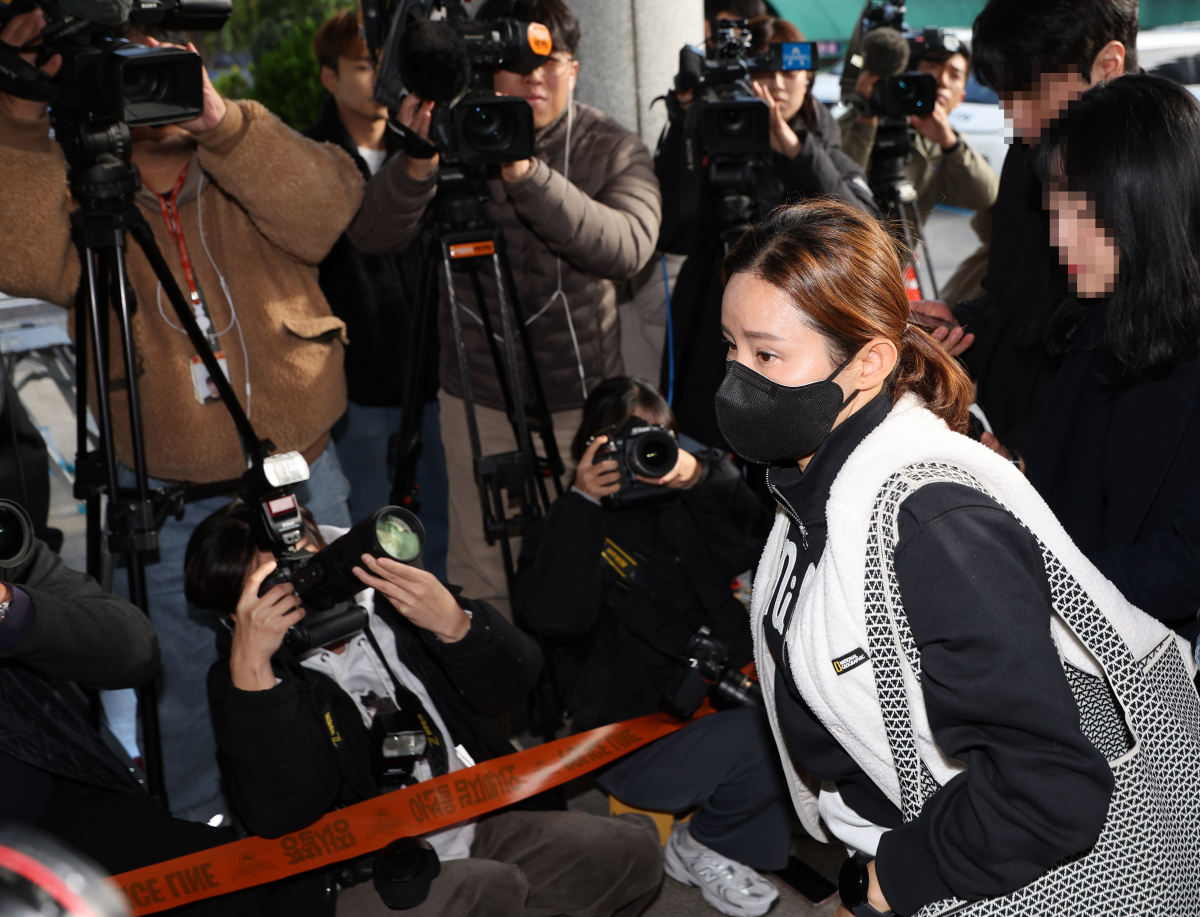 ▲전청조 씨의 사기 공범 혐의를 받는 전 펜싱 국가대표 남현희 씨가 8일 오전 조사를 받기 위해 서울 송파경찰서로 들어서고 있다. 연합뉴스