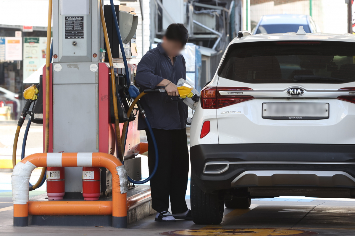 ▲지난달 29일 서울의 한 주유소에서 시민이 주유를 하고 있다. 연합뉴스