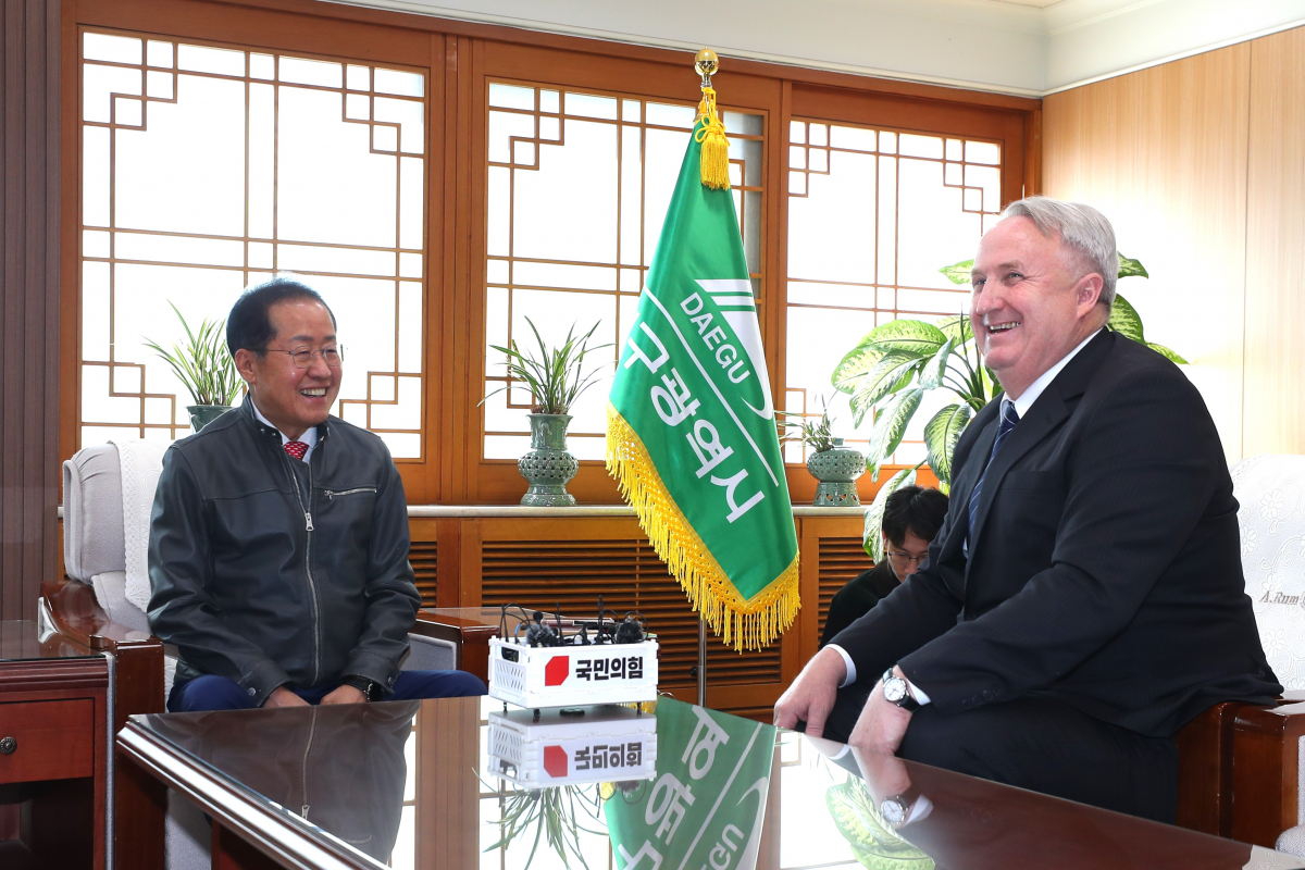 ▲홍준표(왼쪽) 대구시장과 국민의힘 인요한(오른쪽) 혁신위원장이 8일 대구 북구 대구시청 산격청사에서 면담하고 있다. 연합뉴스