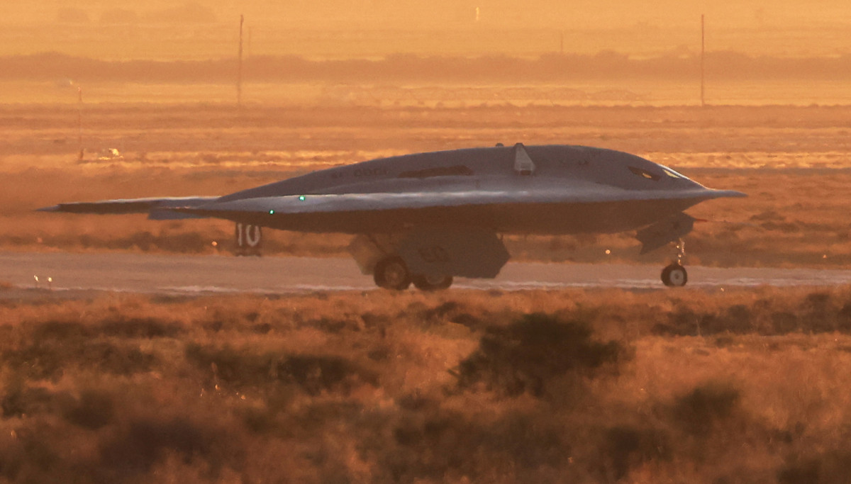 ▲우리 돈 1300조 원 규모로 추진되는 미국의 핵 억제력 개편 작업의 첫 단계인 전략 핵폭격기 B-21이 시험 비행을 마쳤다. (로이터/연합뉴스)